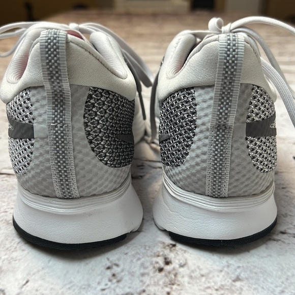 NWOT Nike Women’s  Zoom Strike Vast Grey Sz 6.5 - Picture 5 of 7